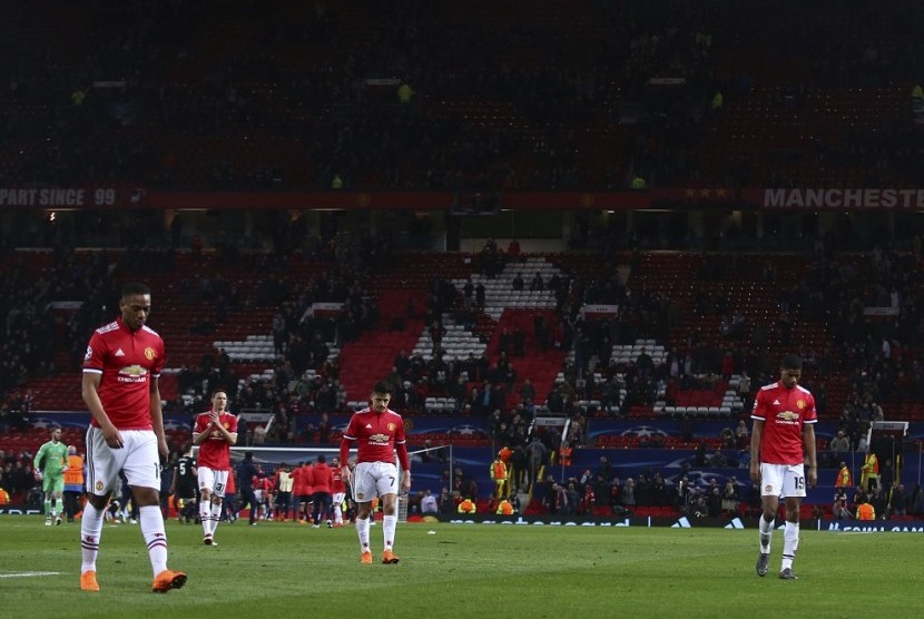 Para pemain Manchester United berjalan gontai setelah dihentikan Sevilla pada babak 16 besar Liga Champions.