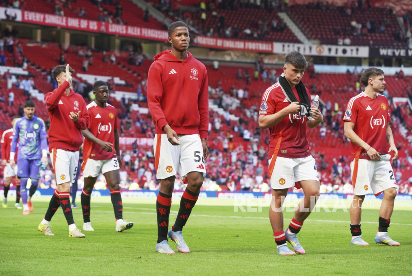 Para pemain Manchester United berjalan gontai setelah dikalahkan West Ham United 0-2 dalam lanjutan Liga Primer Inggris di Old Trafford, Ahad (11/5/2025).