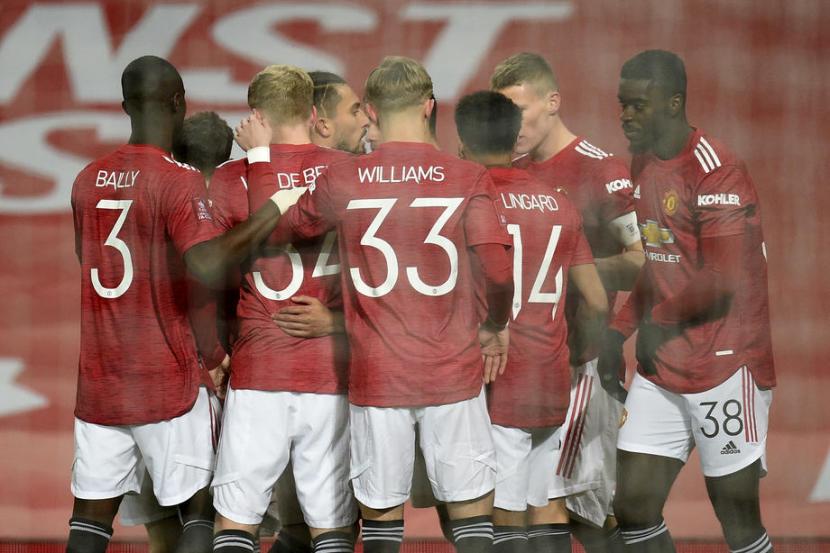 Para pemain Manchester United berkumpul merayakan gol Scott McTominay (kedua kanan) pada laga Piala FA kontra Watford di Old Trafford, Ahad (10/1) dini hari WIB. United menang 1-0.