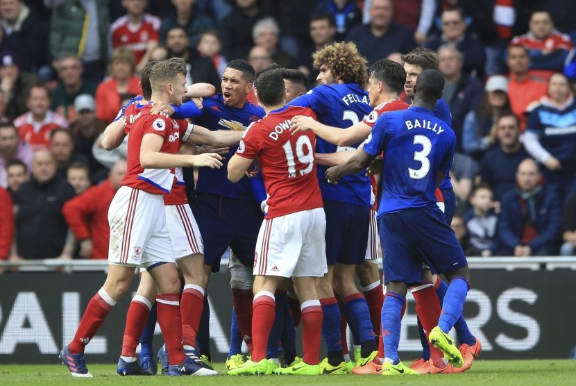 Para pemain Manchester United dan Middlesbrough bersitegang pada laga Liga Primer di the Hawthorns, Ahad (19/3) dini hari WIB. United menang 3-1 pada laga ini.