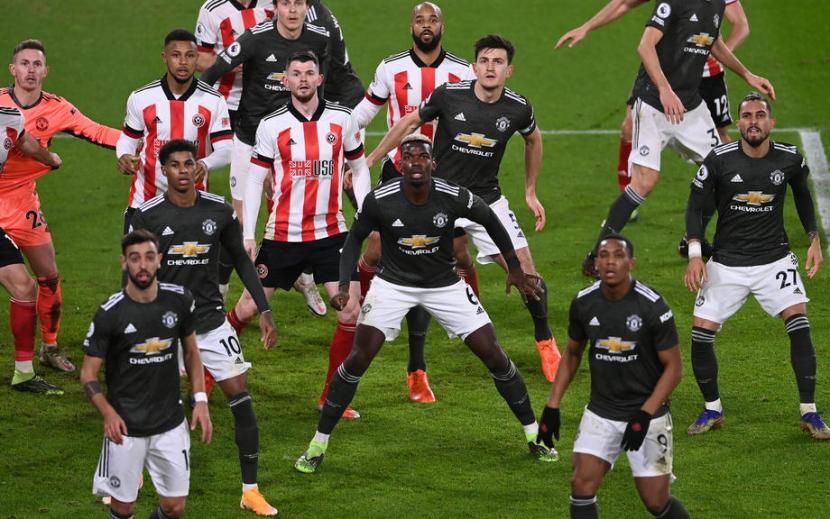 Para pemain Manchester United (kostum hitam) saat menghadapi Sheffield United dalam pertandingan Liga Primer Inggris.