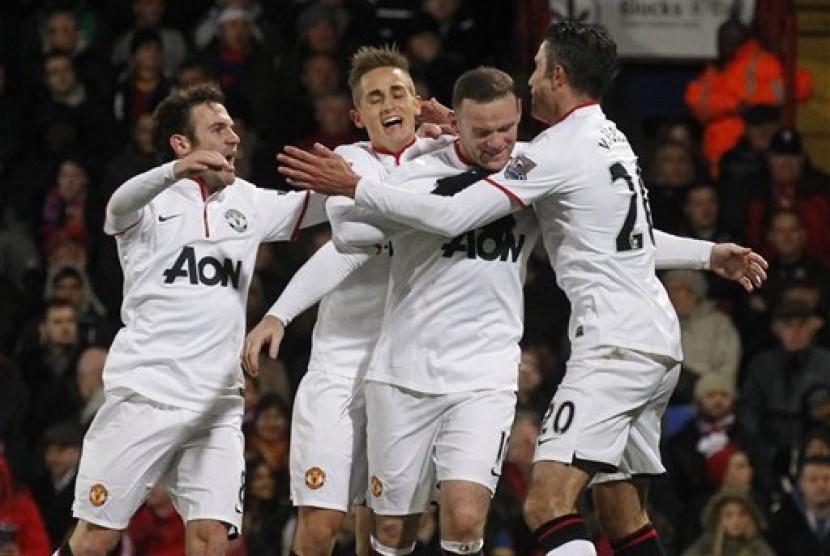 Para pemain Manchester United merayakan gol.