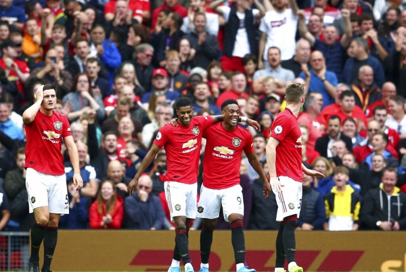Para pemain Manchester United merayakan gol Anthony Martial (kedua dari kanan) pada laga Liga Primer Inggris melawan Chelsea di Old Trafford, Ahad (11/8). MU menang 4-0 pada laga ini.