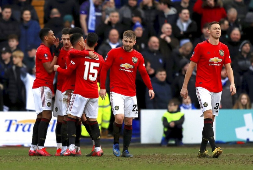Para pemain Manchester United merayakan gol Anthony Martial (kiri) ke gawang Tranmere Rovers pada babak keempat Piala FA. MU mengalahkan Tranmere 6-0.