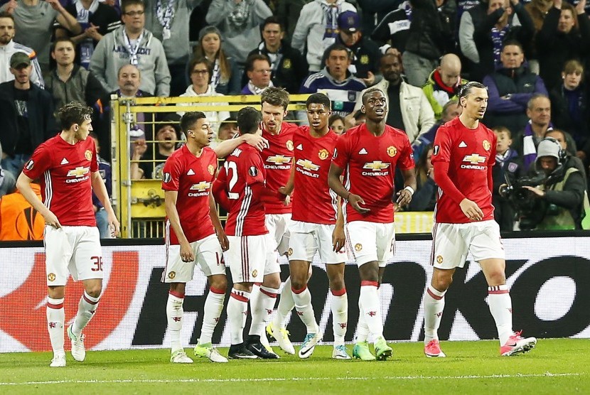 Para pemain Manchester United merayakan gol Henrikh Mkhitaryan (ketiga dari kiri) pada laga perempat final Liga Europa lawan Anderlecht, di stadion Constant Vanden Stock, Jumat (14/4) dini hari WIB. Laga berakhir imbang 1-1.