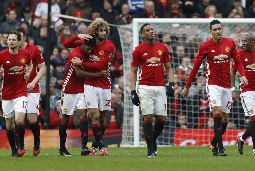 Para pemain Manchester United merayakan gol Marcus Rashford (ketiga kiri) pada laga Piala FA lawan Reading di Old Trafford, Sabtu (7/1). United menang 4-0.