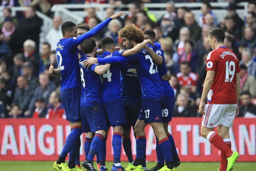 Para pemain Manchester United merayakan gol Marouane Fellaini (kanan tengah) pada laga Liga Primer Inggris lawan Middlesbrough di stadion Riverside, Ahad (19/3). United menang 3-1.
