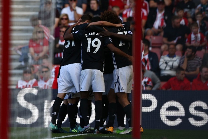 Para pemain Manchester United merayakan gol Romelu Lukaku (tidak terlihat) pada babak pertama laga Liga Primer Inggris lawan Southampton di Stadion Saint Mary;s, Sabtu (23/9).