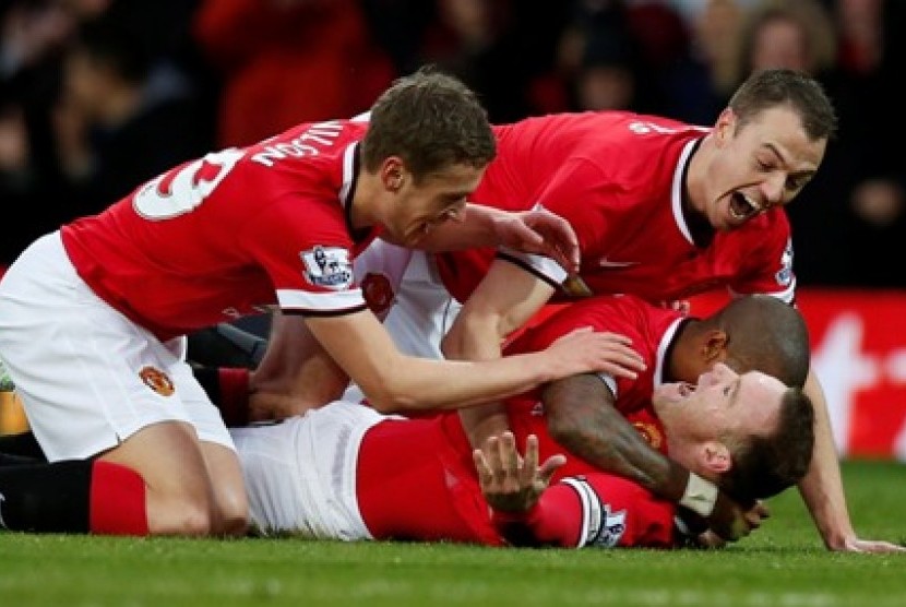 Para pemain Manchester United merayakan gol Wayne Rooney ke gawang Liverpool, Ahad (14/12).
