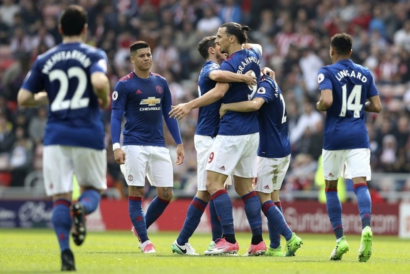 Para pemain Manchester United merayakan keberhasilan Zlatan Ibrahimovic membobol gawang Sunderland, Ahad (9/4).
