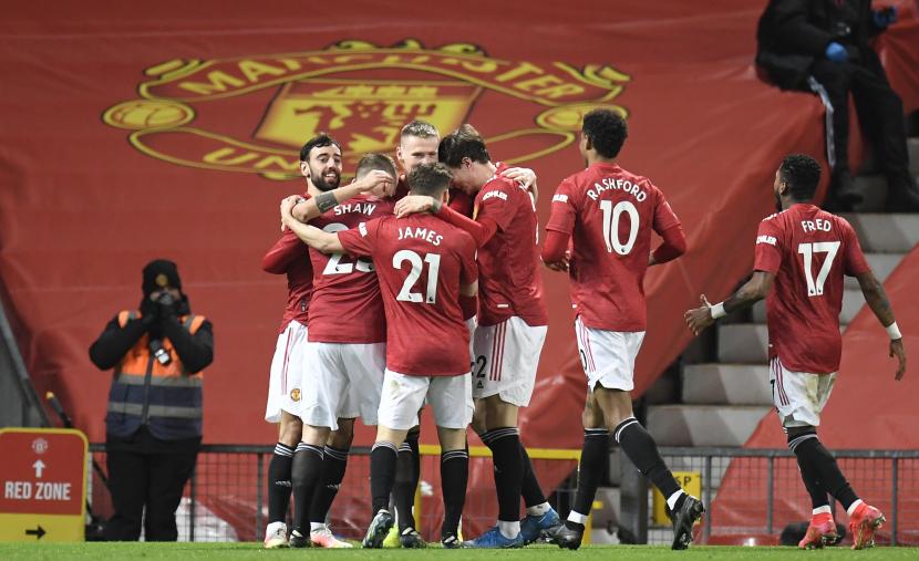 Para pemain Manchester United merayakan kemenangan atas West Ham United dalam lanjutan Liga Primer Inggris, Senin (15/3) WIB. 