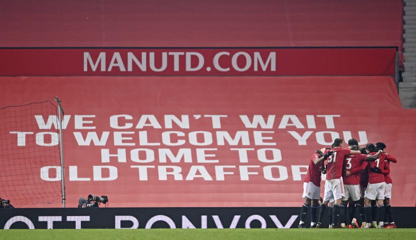 Para pemain Manchester United merayakan kemenangan di Stadion Old Trafford. 