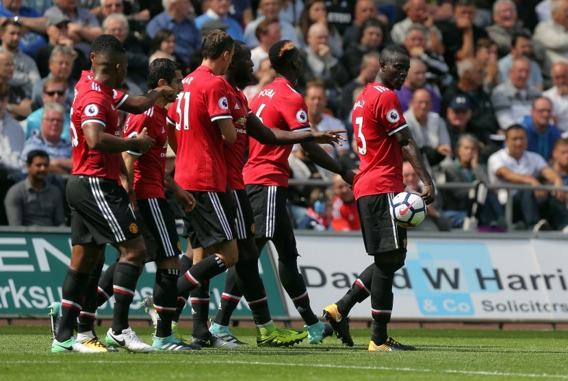 Para pemain Manchester United (MU) merayakan gol Eric Bailly (kanan) pada laga Liga Primer Inggris lawan Swansea City di Stadion Liberty, Sabtu (19/8). United menang telak 4-0.