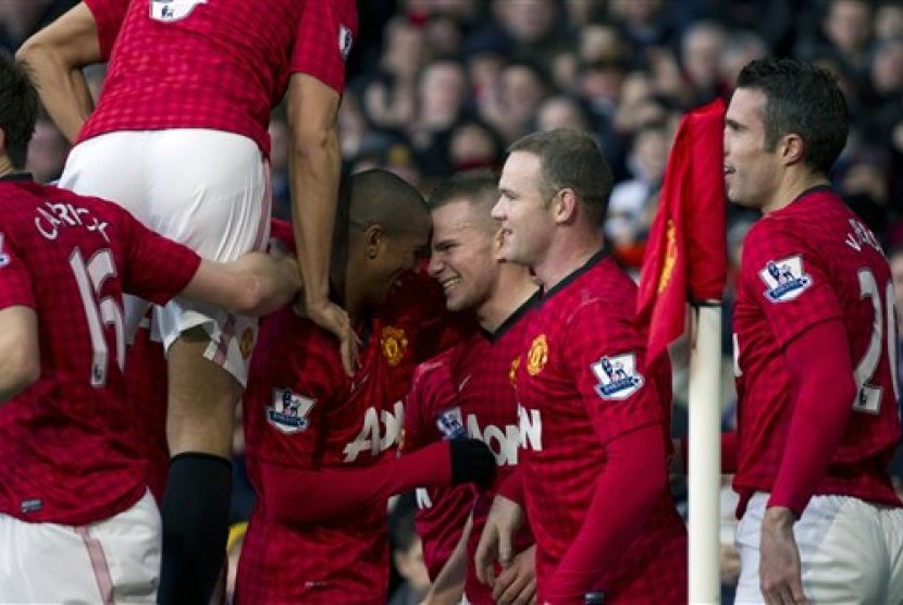 Para pemain Manchester United (MU) merayakan gol yang dicetak Tom Cleverley ke gawang Sunderland, Sabtu (15/12) malam.