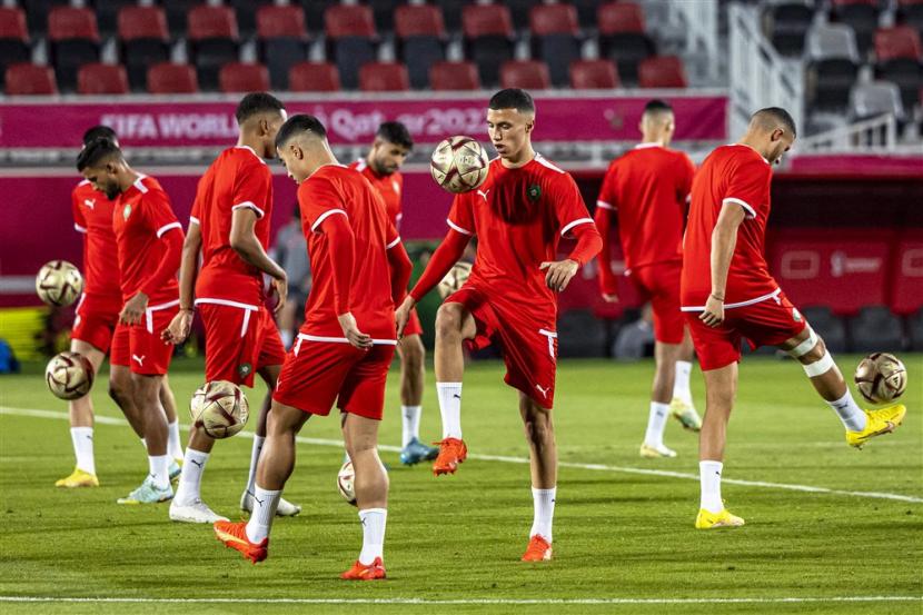  Para pemain Maroko menghadiri sesi latihan tim di Doha, Qatar, Selasa, 13 Desember 2022. Maroko akan menghadapi Prancis dalam pertandingan sepak bola semifinal Piala Dunia FIFA 2022 pada 14 Desember 2022. 