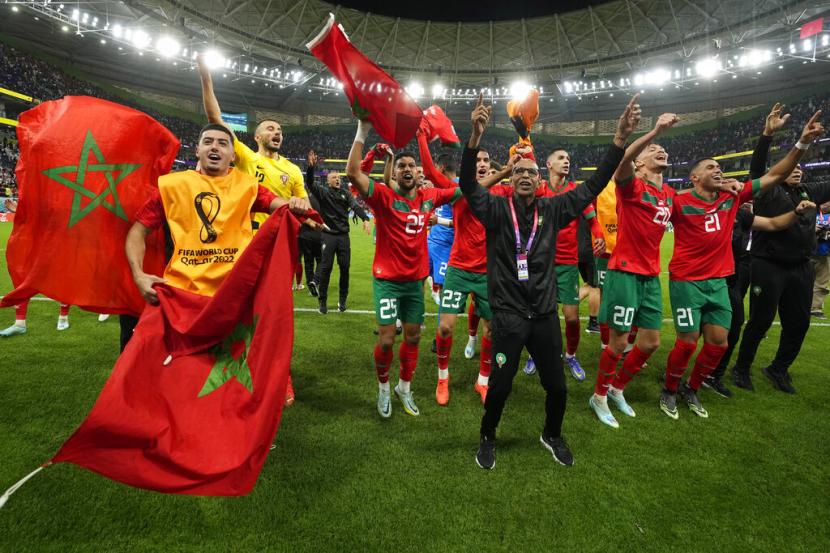  Para pemain Maroko merayakan setelah pertandingan sepak bola perempat final Piala Dunia antara Maroko dan Portugal, di Stadion Al Thumama di Doha, Qatar, Sabtu (10/12). Media Jerman Dinilai Hasut Islamofobia, Kaitkan Selebrasi Timnas Maroko dengan ISIS