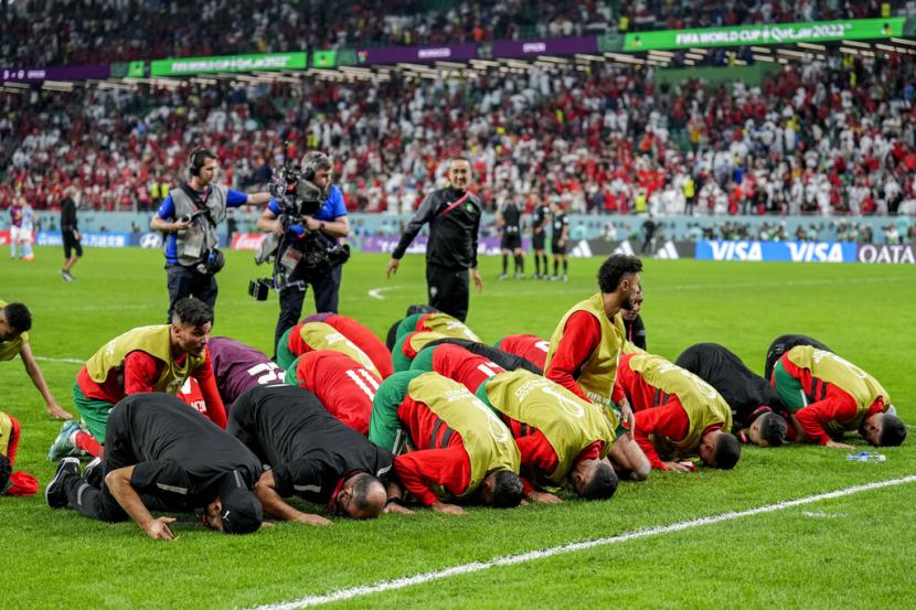  Para pemain Maroko sujud syukur merayakan kemenangan mereka atas Spanyol pada pertandingan sepak bola babak 16 besar Piala Dunia antara Maroko dan Spanyol, di Education City Stadium di Al Rayyan, Qatar, Selasa, 6 Desember 2022. Pimpinan Gerakan Islam di Israel Puji Penyelenggaraan Piala Dunia