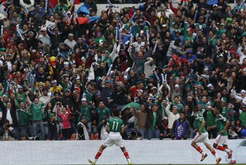 Para pemain Meksiko melakukan selebrasi di hadapan pendukungnya pada laga playoff Piala Dunia melawan Selandia Baru. Pada laga leg pertama di Stadion Azteca itu Meksiko menang 5-1.