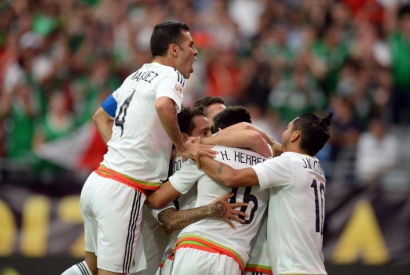 Para pemain Meksiko merayakan gol ke gawang Uruguay.