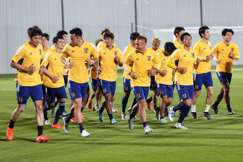 Para pemain timnas Jepang melakukan pemanasan saat latihan resmi menjelang pertandingan sepak bola Piala Dunia 2022 Grup E antara Jepang dan Spanyol di Doha, Qatar, Rabu, 30 November 2022. 