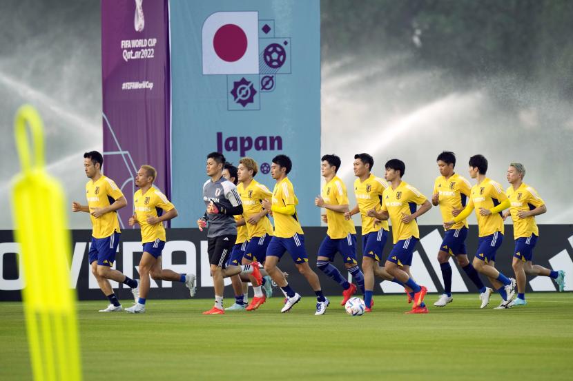 Para pemain timnas Jepang saat melakukan pemanasan sesi latihan di Piala Dunia 2022 di Al Said SC New Training Facilities 1, Doha, Qatar. 