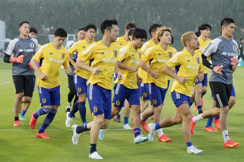  Para pemain timnas Jepang melakukan pemanasan saat sesi latihan di Piala Dunia 2022, di Doha, Sabtu, 19 November 2022.