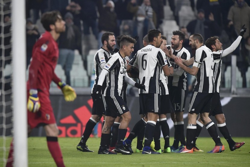 Para pemain merayakan gol Gonzalo Higuain (kiri) di laga Serie A lawan Bologna di stadion Juventus, Senin (9/1) dini hari WIB. Juve menang 3-0.