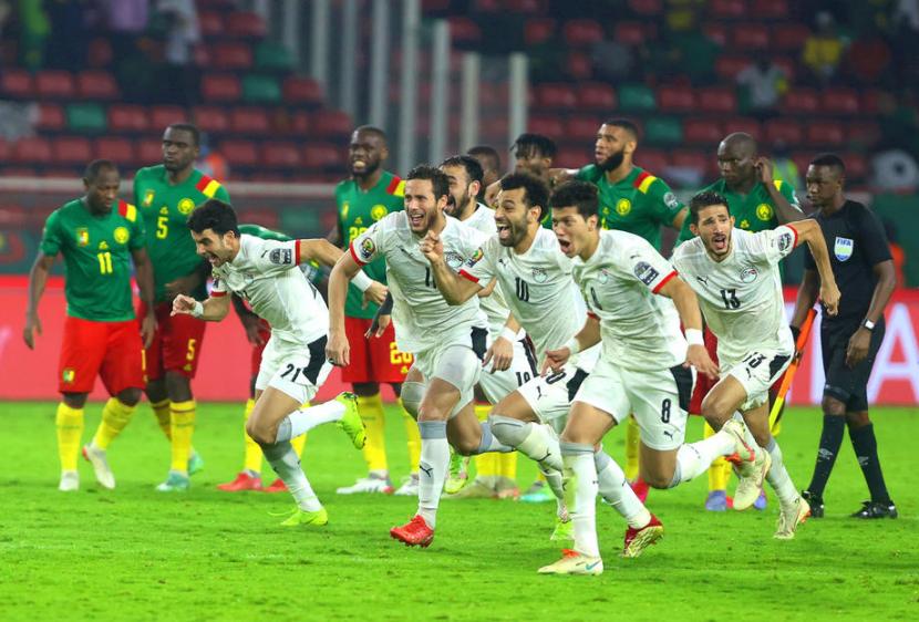 Para pemain Mesir merayakan keberhasilan lolos ke final Piala Afrika 2021 setelah menaklukkan Kamerun 3-1 lewat adu penalti.