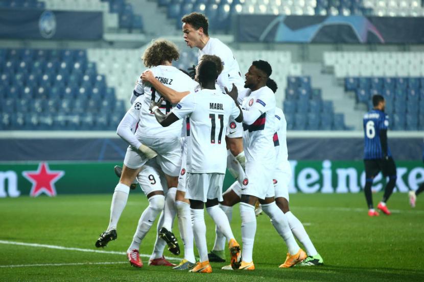 Para pemain Midtjylland merayakan gol Alexander Scholz (kiri) ke gawang Atalanta di Grup D Liga Champions.