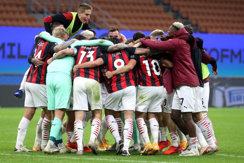  Para pemain Milan berpesta usai memenangkan pertandingan sepak bola Serie A Italia antara Inter Milan dan AC Milan di stadion Giuseppe Meazza di Milan, Italia, 17 Oktober 2020.