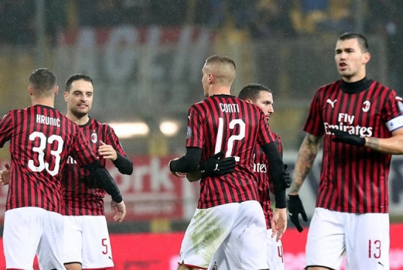 Para pemain Milan merayakan gol ke gawang Parma dalam pertandingan di Stadion Ennio Tardini, Ahad (1/12) malam WIB.