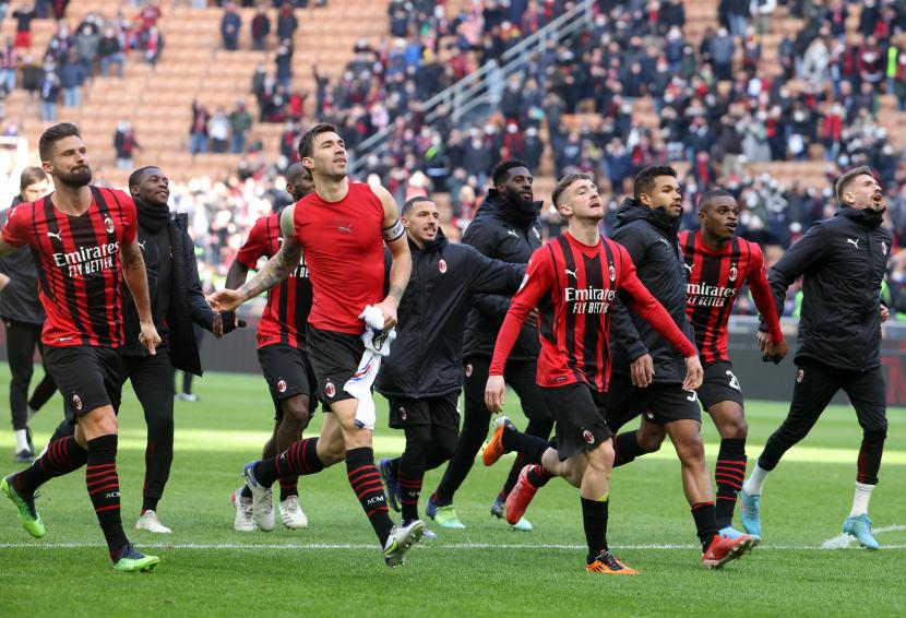 Para pemain Milan merayakan kemenangan setelah memenangkan pertandingan sepak bola Serie A Italia antara AC Milan di San Siro beberapa waktu lalu.