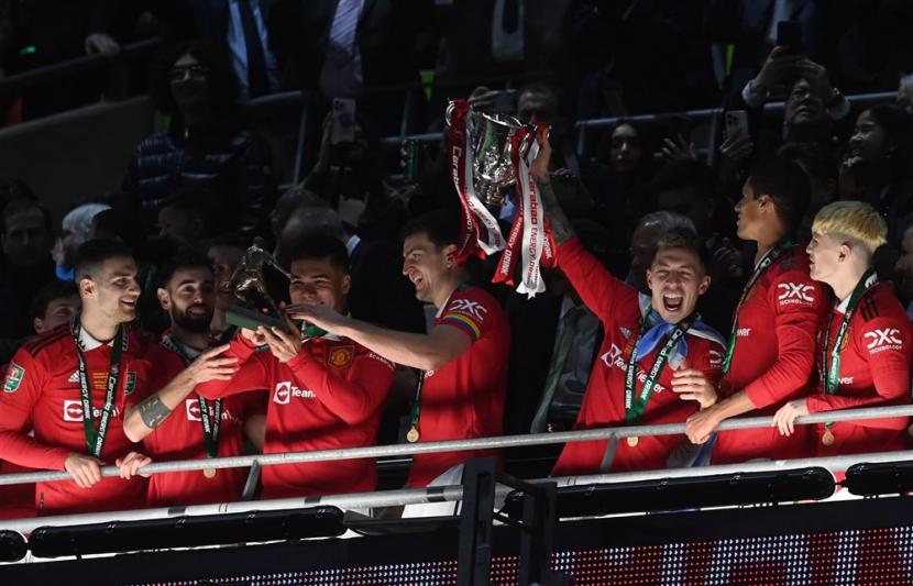 Para pemain MU merayakan keberhasilan meraih trofi Piala Liga Inggris di Wembley, London, Inggris, Senin (27/32/2023). 