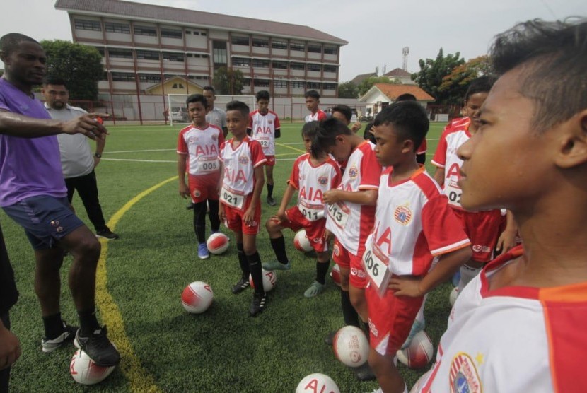 Para pemain muda mengikuti arahan dari tim program AIA Elite Football Training Camp.