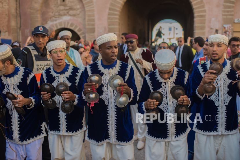 Para pemain musik Gnawa saat parade di Kota Essaouira, Maroko. Foto pada Juni 2019.