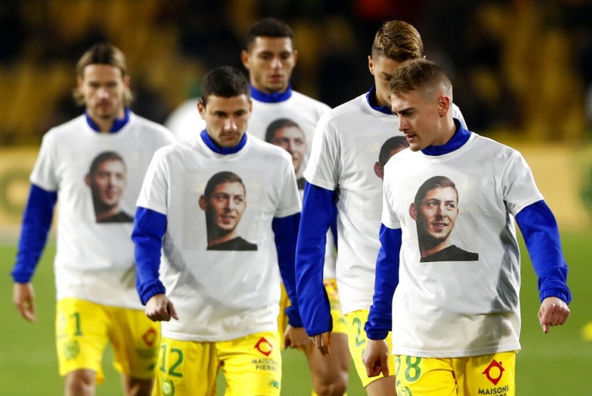 Para pemain Nantes mengenakan kaus berwajah Emiliano Sala.