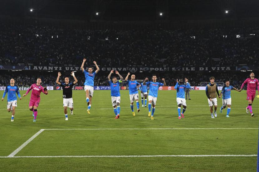 Para pemain Napoli melakukan selebrasi setelah memenangkan laga melawan Ajax Amsterdam di Naples, Kamis (13/10/2022). Kemenangan ini membuat Napoli lolos ke babak 16 besar.