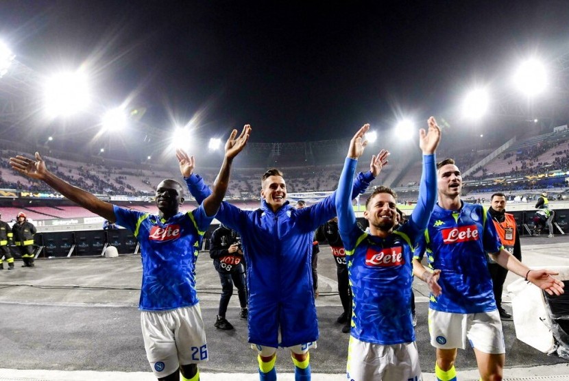 Para pemain Napoli memberikan penghormatan kepada fan setelah memetik kemenangan di Liga Europa.