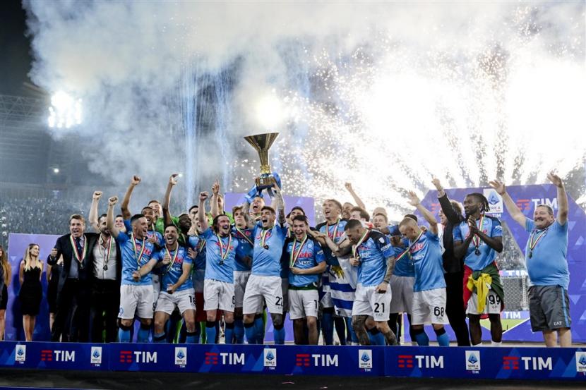 Para pemain Napoli merayakan gelar juara Serie A Liga Italia dalam laga terakhir kontra Sampdoria.