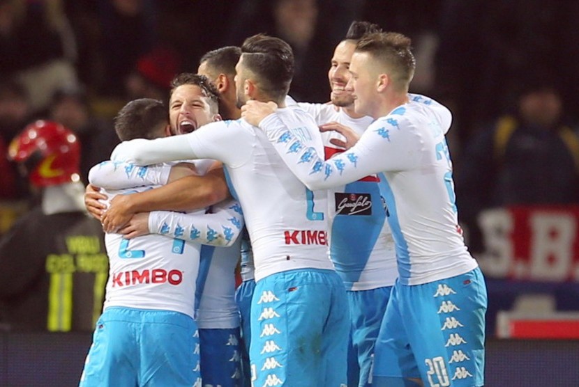 Para pemain Napoli merayakan gol Dries Mertens (kedua dari kiri) ke gawang Bologna pada laga Serie A di stadion Renato Dall'Ara, Ahad (5/2) dini hari WIB. Napoli menang telak, 7-1. 