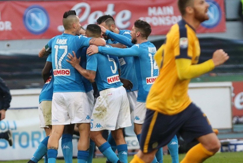 Para pemain Napoli merayakan gol Kalidou Koulibaly ke gawang Hellas Verona pada lanjutan Liga Italia Serie A di Stadion San Paolo, Naples, Sabtu (6/1). Napoli menang 2-0. 