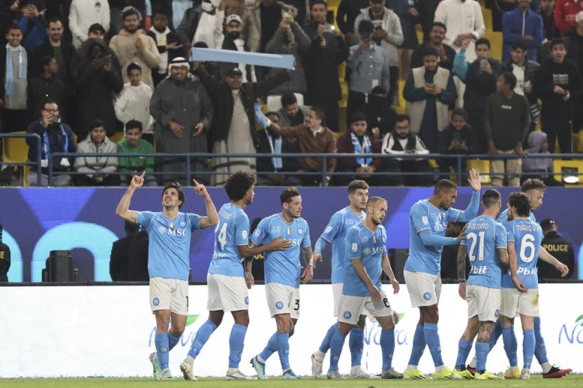 Para pemain Napoli merayakan gol ke gawang Fiorentina pada laga semifinal Piala Super Italia di Stadion Al Awwal, Riyadh, Arab Saudi, Jumat (19/1/2024) dini hari WIB.