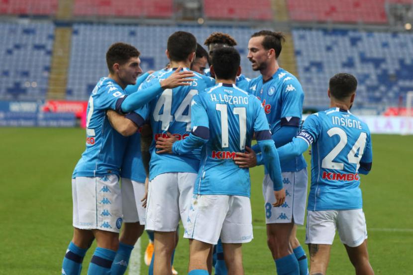 Para pemain Napoli merayakan gol ke gawang Cagliari.