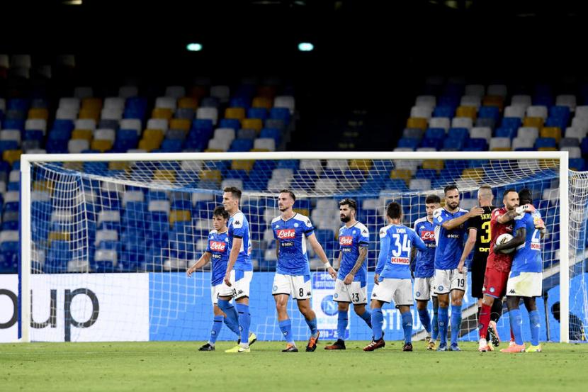 Para pemain Napoli merayakan keberhasilan lolos ke final Coppa Italia.