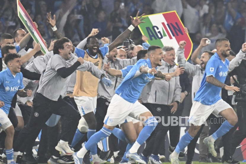 Para pemain Napoli merayakan keberhasilan mereka menjuarai Serie A Liga Italia 2024/2025 setelah mengalahkan Cagliari 2-0 di Stadion Diego Armando Maradona, Napoli pada Sabtu (24/5/2025) dini hari WIB. Napoli memenangkan gelar liga keempat mereka. 