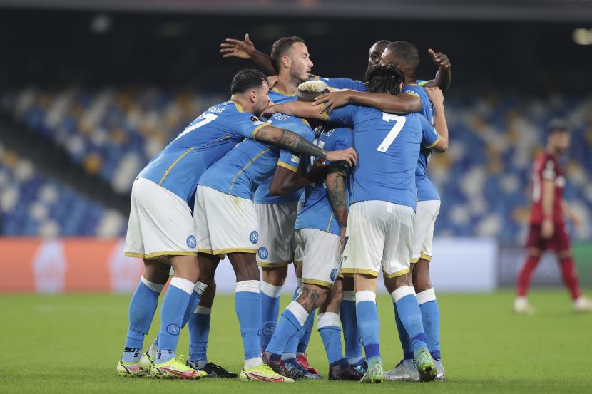 Para pemain Napoli merayakan kemenangan 3-0 dalam pertandingan grup C Liga Europa melawan Legia, di Stadion Diego Armando Maradona Napoli, Italia, Kamis, 21 Oktober 2021.