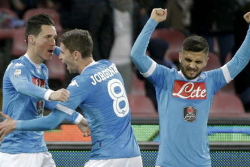 Para pemain Napoli merayakan kemenangan 3-1 atas Chievo, Ahad (6/3).