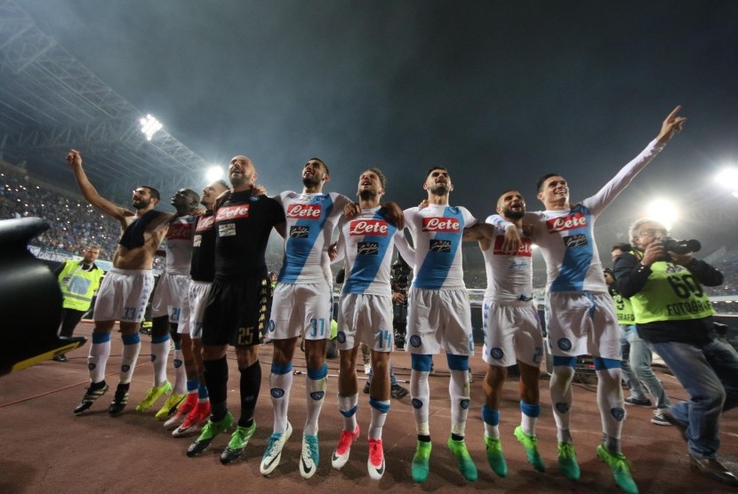 Para pemain Napoli merayakan kemenangan atas Fiorentina pada laga Serie A di Stadion San Paolo, Naples, Ahad (21/5) dini hari WIB. Napoli menang telak, 4-1.