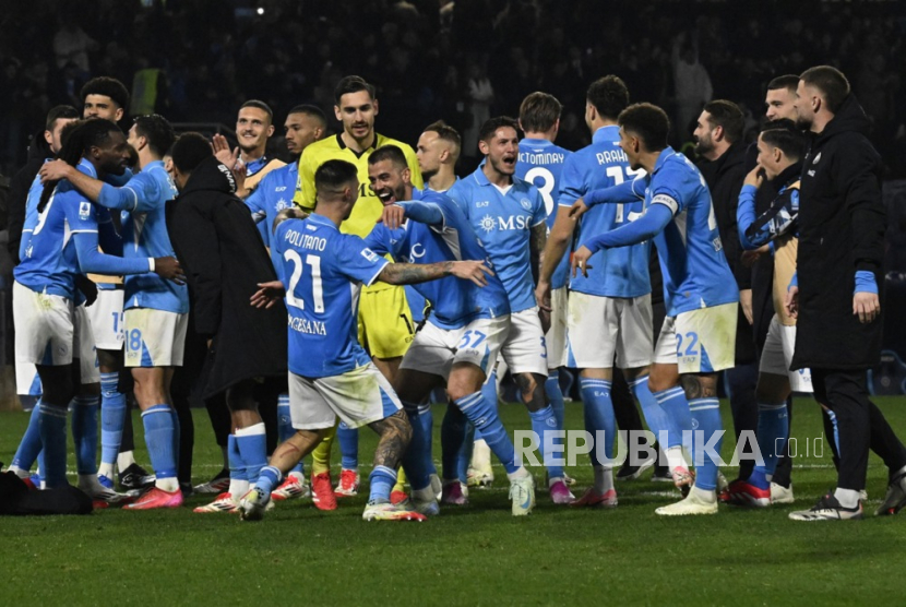 Para pemain Napoli merayakan kemenangan atas Juventus 2-1 dalam lanjutan Serie A Liga Italia di Stadion Diego Armando Maradona, Napoli, Ahad (26/1/2025) dini hari WIB.