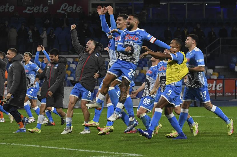 Para pemain Napoli merayakan kemenangan di akhir pertandingan sepak bola Serie A Italia SSC Napoli vs SS Lazio di stadion Diego Armando Maradona di Naples, Italia Senin (29/11).